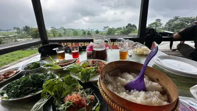 Rekomendasi Tempat Makan Keluarga di Subang, Dapur Ngeunah Teuing Tawarkan dengan View Perkebunan Teh