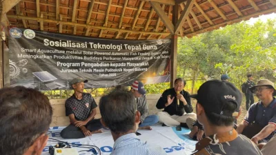 Teknologi Surya Didorong Masuk Balong Warga, Teknik Mesin Polsub Kenalkan Pakan Ikan Otomatis
