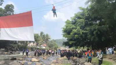 Bendera Merah Putih Raksasa Berkibar di Muara 7 Sungai Tanjungsiang Subang