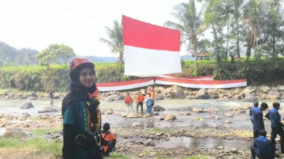 Taklukkan Rasa Takut, Kharisma Virgi Bentangkan Merah Putih Raksasa di Muara 7 Sungai