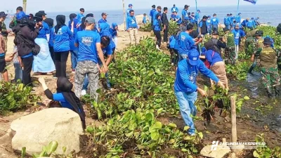 Partai Demokrat Purwakarta Gotong Royong Bersihkan Eceng Gondok di Waduk Jatiluhur