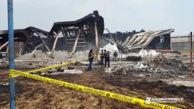 Satreskrim Polres Purwakarta Olah TKP Kebakaran Hebat di PT Iluva Gravure