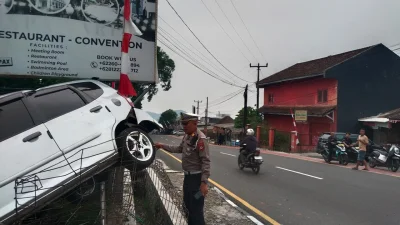 Honda Jazz Kecelakaan di Ciater Subang, Pengemudi Meninggal Dunia