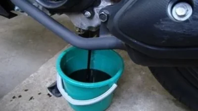 Ini Jadwal Ganti Oli Motor Matic, Jangan Cuma Ingat Isi Bensin!