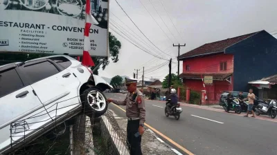 Hilang Kendali, Pengemudi Minibus Meninggal Dunia di Ciater