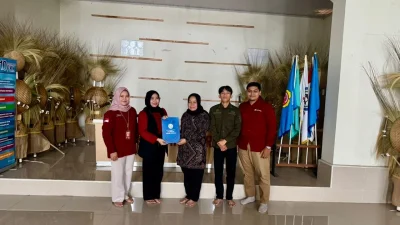 Dosen POLSUB Dorong Kemandirian Ekonomi Siswa Disabilitas lewat Hidroponik dan Simping