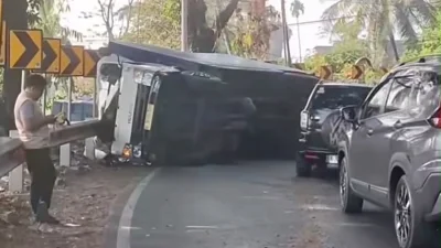 Truk Box Bermuatan Air Mineral Terguling di Jalan Cijambe Subang
