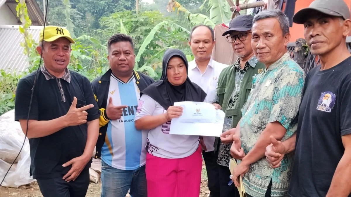 BAZNAS Subang Bantu Perbaikan Rumah Ibu Ifah, Bertahan Hidupi Anak dengan Berjualan