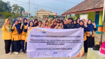 Tim Dosen Bareng Mahasiswa Universitas Bhakti Kencana (UBK) Edukasi Warga Ciasem Girang Soal Penanganan Dismenore