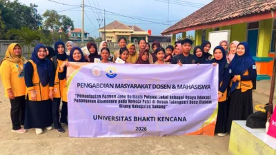 Tim Universitas Bhakti Kencana Edukasi Warga Ciasem Soal Penanganan Dismenore