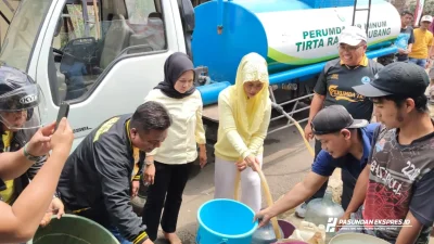 Perumda TRS Bersama DPR RI Berikan Bantuan Air Bersih di Wilayah Kekeringan