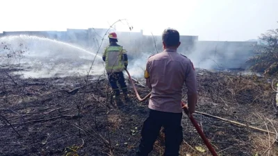 Polsek Kiarapedes Bantu Padamkan Kebakaran Lahan di Kampung Gardu