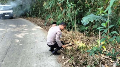 Polsek Plered di Purwakarta Ikut Ngosrek Bareng Warga