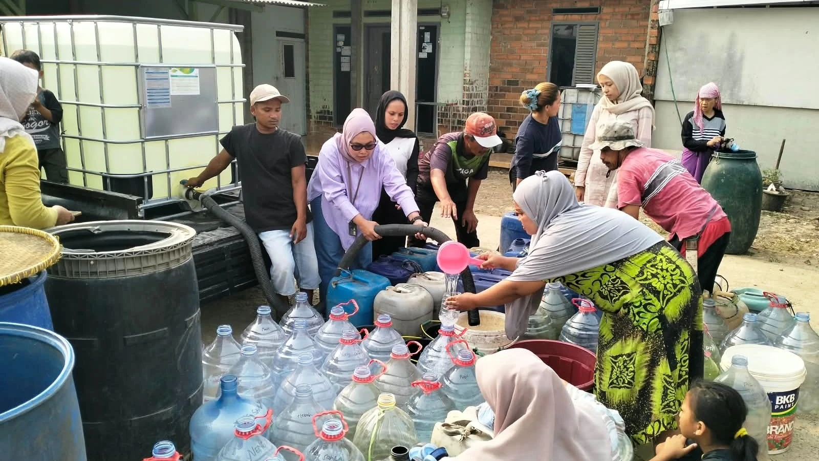 Jalankan Program Madani Sanitasi, PNM Distribusikan Air Bersih ke Warga di Sejumlah Kecamatan