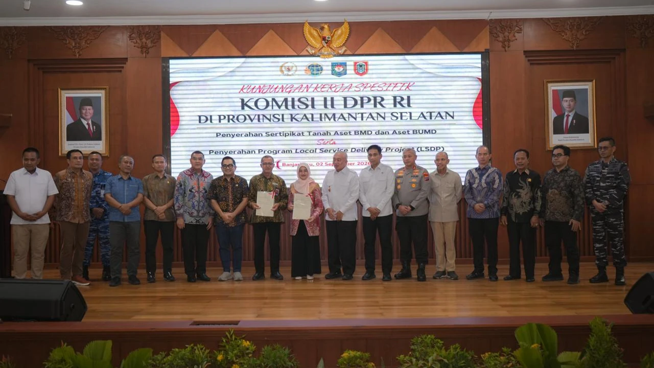 Serahkan Sertipikat Aset BMD dan BUMD Pemprov Kalsel, Wamen Ossy: Perkuat Kepastian Hukum Aset Daerah