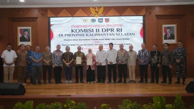 Serahkan Sertipikat Aset BMD dan BUMD Pemprov Kalsel, Wamen Ossy: Perkuat Kepastian Hukum Aset Daerah