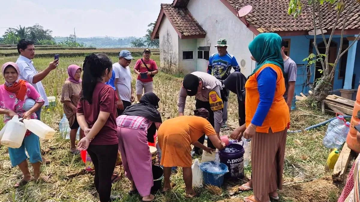 Warga di Subang Antre Dapatkan Bantuan Air