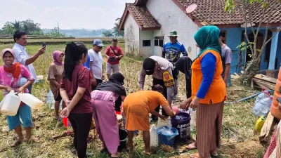 Warga di Subang Antre Dapatkan Bantuan Air