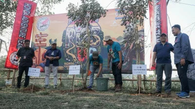 Rayakan Hari Jadi ke-23, Honda Adventure Team Hijaukan Curug Dayang Sumbi Subang dengan Pohon Tabebuya
