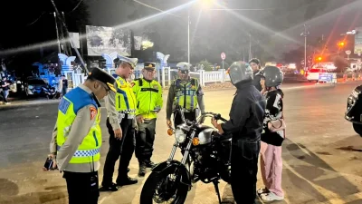 Malam Minggu Polres Subang Razia Kendaraan Bermasalah dan Miras, 10 Knalpot Diamankan