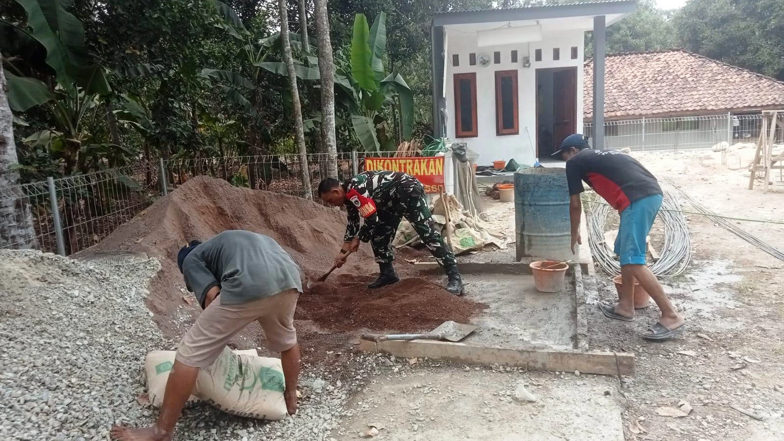 Babinsa Karya Bakti Bangun Rumah Warga di Subang
