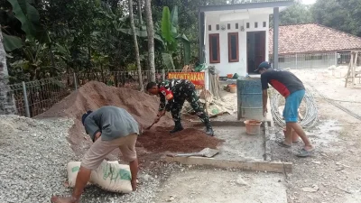 Babinsa Karya Bakti Bangun Rumah Warga di Subang