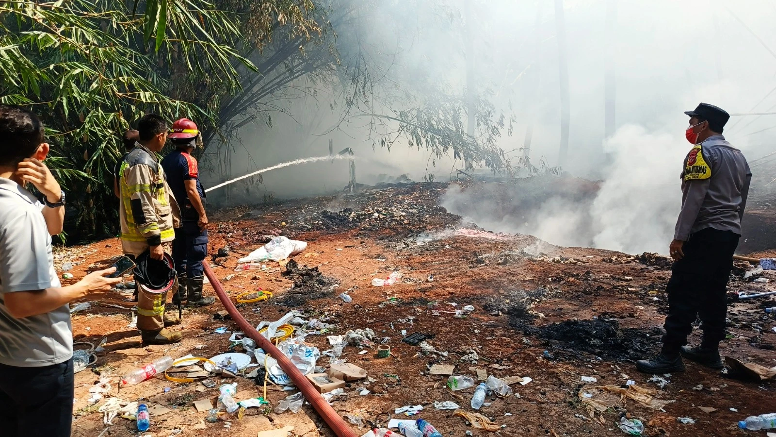 Polisi bersama Warga Bantu Damkar Padamkan Kebakaran Kebun Bambu di Jatiluhur