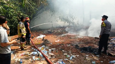 Polisi bersama Warga Bantu Damkar Padamkan Kebakaran Kebun Bambu di Jatiluhur