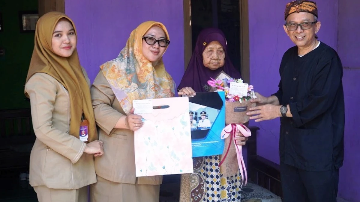 Icem dan Lima Bayi dapat Penghargaan dari Disdukcapil Karawang