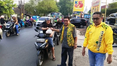 Jumah Berkah, DPD Golkar Purwakarta Berbagi Nasi Kotak