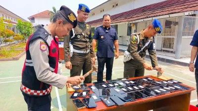 Petugas Lapas Kelas IIB Purwakarta Musnahkan Handphone Milik Napi Dan Sejumlah Barang Terlarang Lainnya