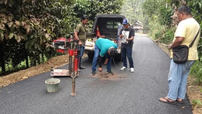 PUPR Subang Cek Kualitas Jalan Hotmix dan Beton, Ini Standar CBR hingga Ketebalannya