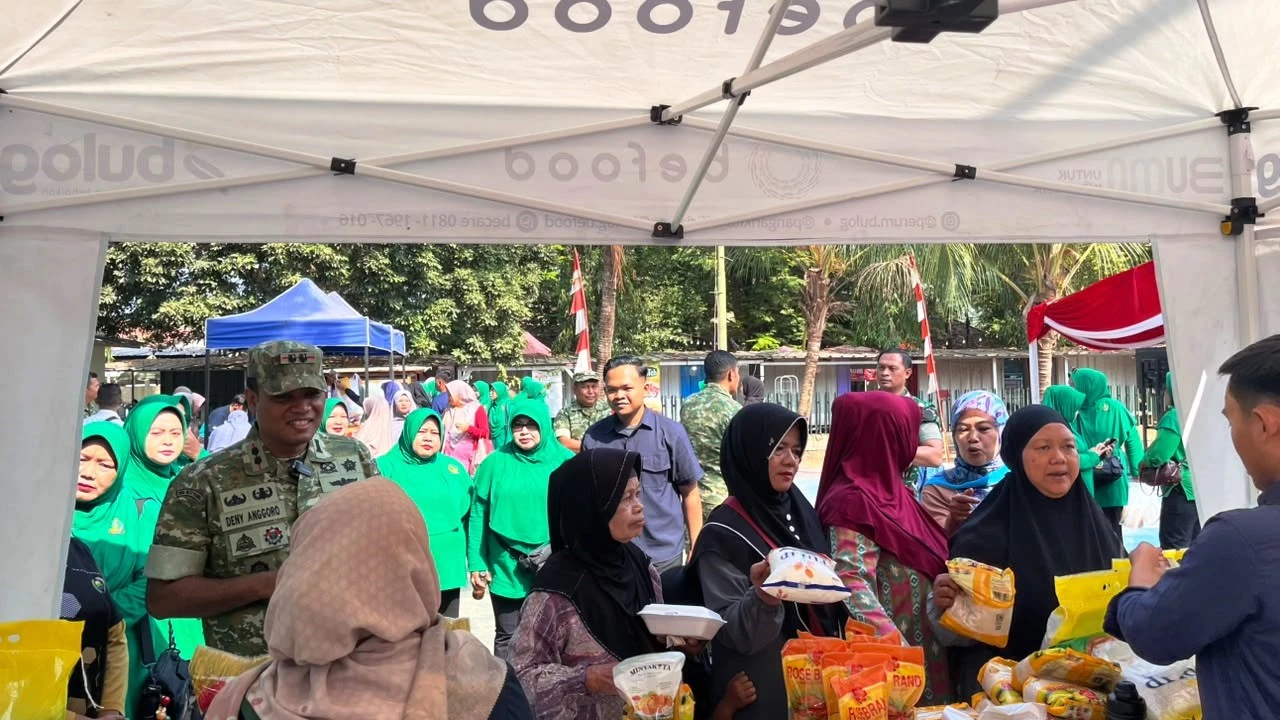 Bazar TNI Murah Diserbu Warga Subang, Harga Minyakita Rp15.500 dan Tepung Rp9.000