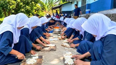 Pelajar SMPN 1 Sukatani Purwakarta Praktik Ekstrak Pelepah Pisang