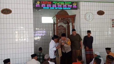 Jumat Curhat, Kapolsek Pagaden Ajak Warga Jaga Persatuan dan Kerukunan Jelang Pilkades Serentak
