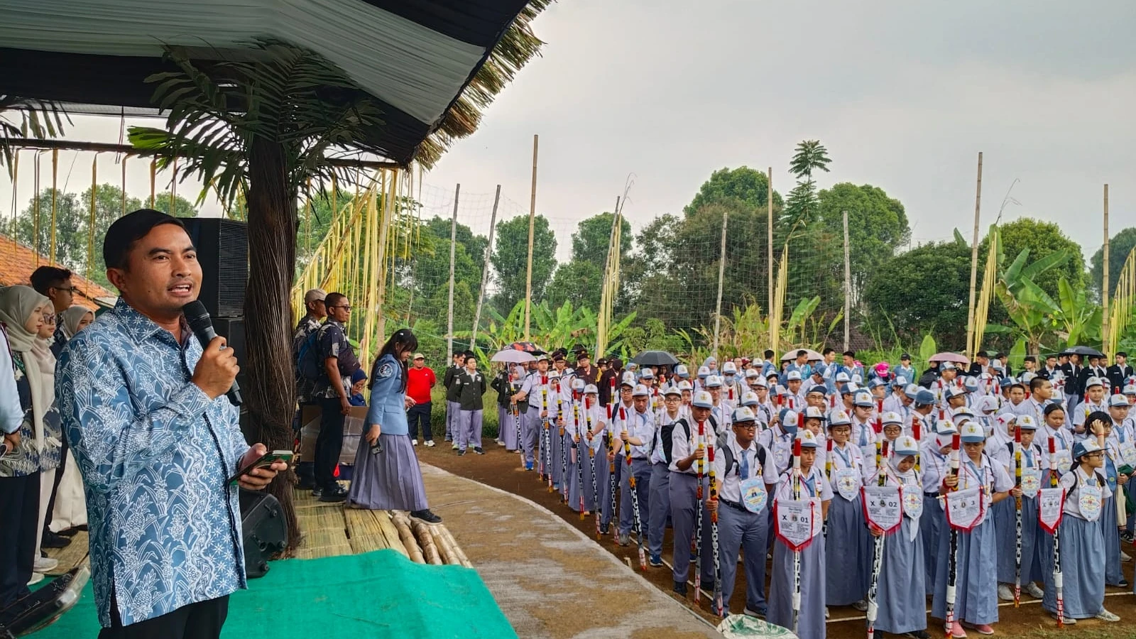 Anggota DPRD Jabar Andhika Jadi Pembina Apel Pembukaan Trip Observasi SMA Labschool Jakarta di Banceuy, Soroti Pentingnya Pendidikan Karakter
