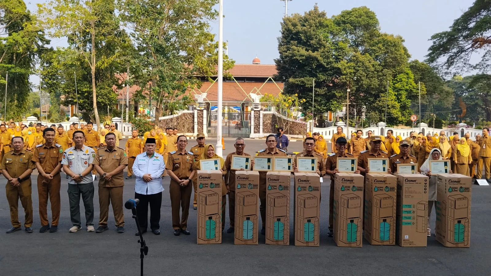 Bupati Subang Berikan Penghargaan Capaian ZIS, Bersamaan Dengan Apel Terakhir Sekda H. Asep Nuroni