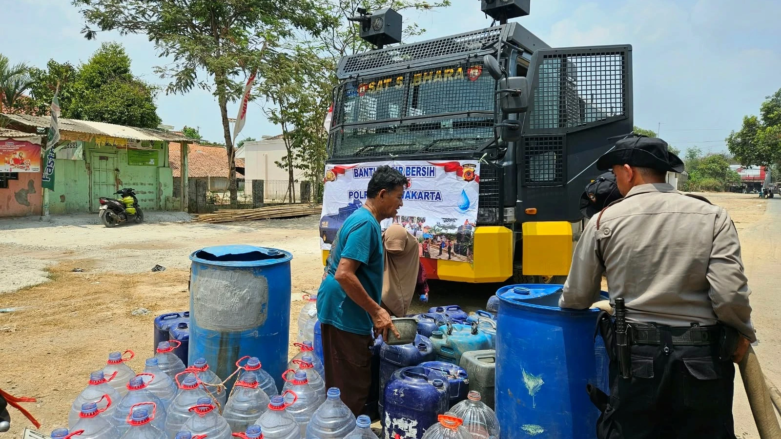 Rantis AWC Sat Samapta Polres Purwakarta Salurkan Air Bersih untuk Warga