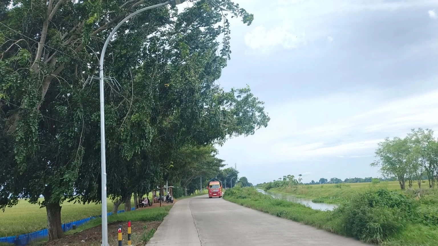 Jalan Layapan Kabupaten Karawang, Jalan Lurus 8 Kilometer dengan Panorama Sawah