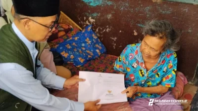Kaki Patah Akibat Kecelakaan, Ma Tayem Tetap Berjuang Mencari Nafkah, BAZNAS Subang Salurkan Bantuan