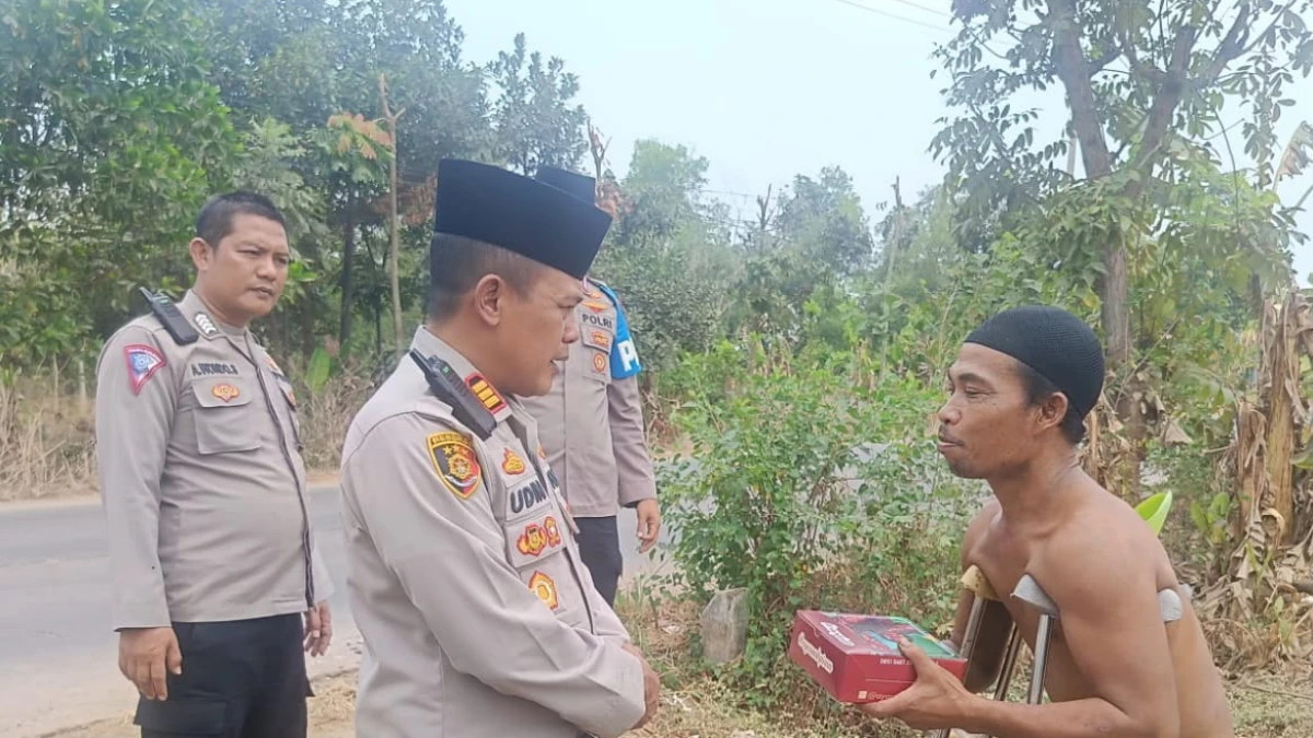 Kapolsek Cipeundeuy Salurkan Makanan kepada Warga Kurang Mampu Lewat Program Jumat Berkah
