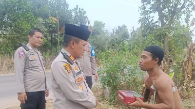 Kapolsek Cipeundeuy Salurkan Makanan kepada Warga Kurang Mampu Lewat Program Jumat Berkah