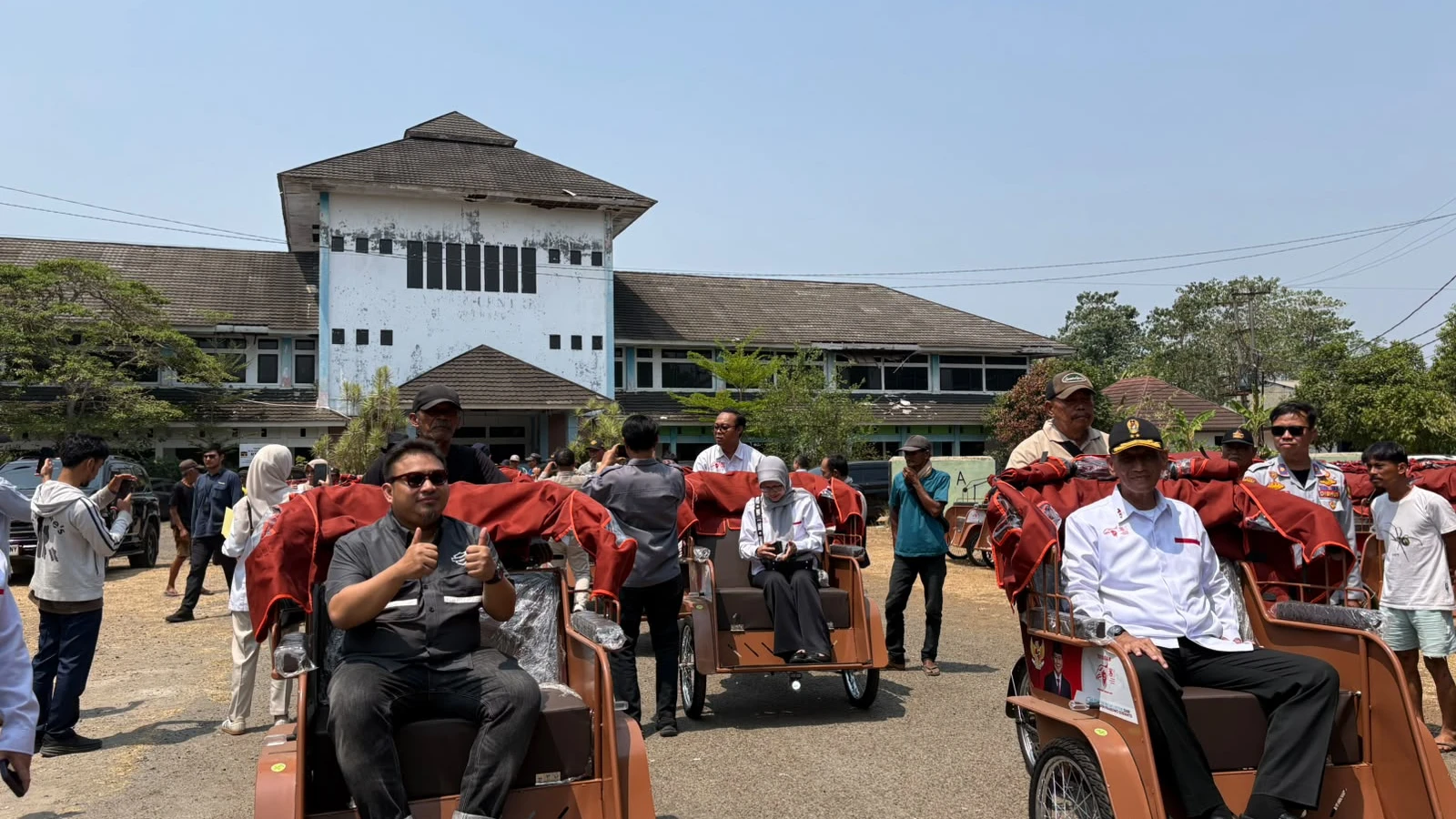 200 Becak Listrik Bantuan Presiden Prabowo Dibagikan Gratis untuk Pengayuh Becak di Subang