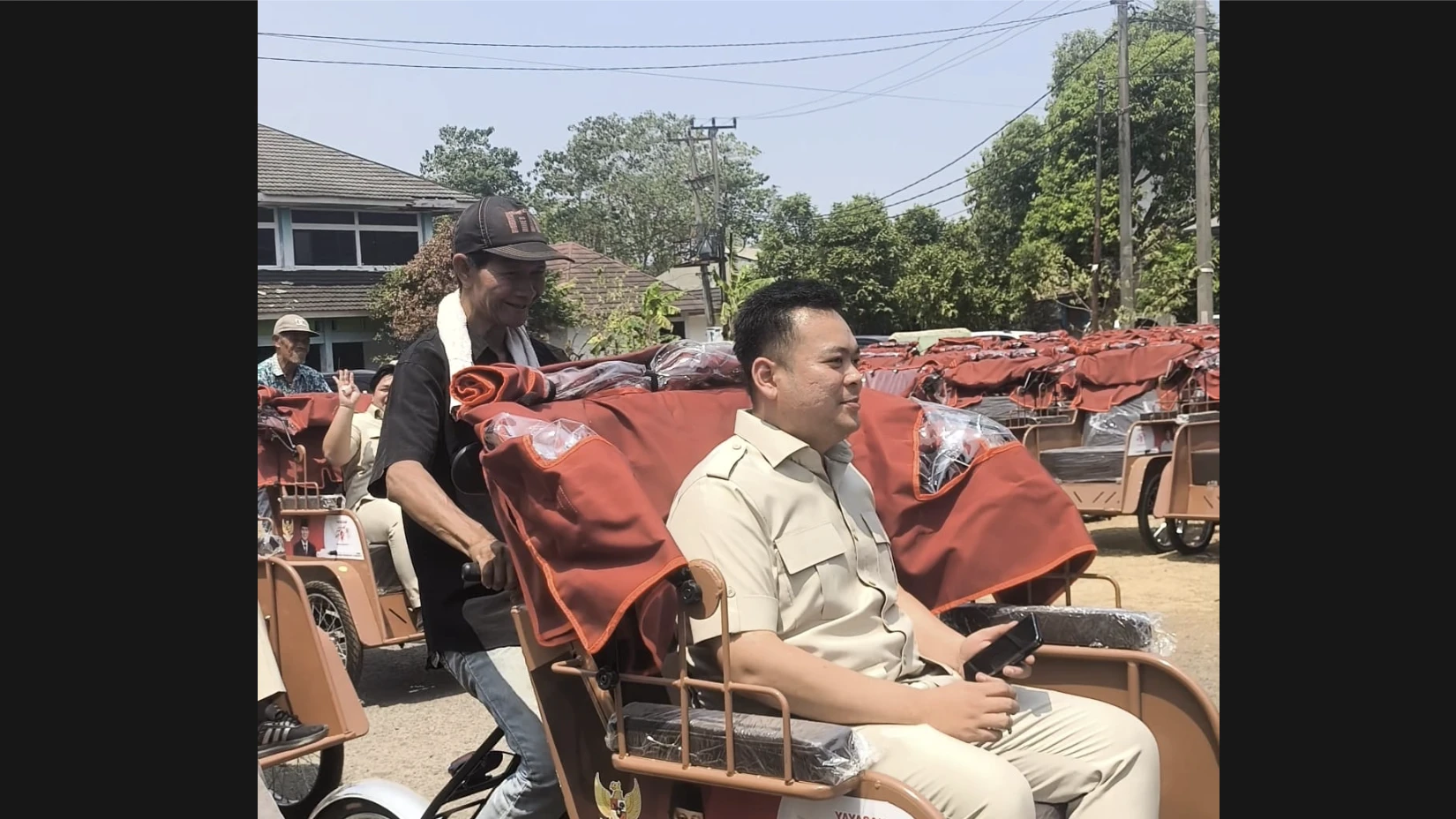 Andrew Mandala Apresiasi Becak Listrik Bantuan Presiden, Dorong Pengayuh Becak Semakin Produktif