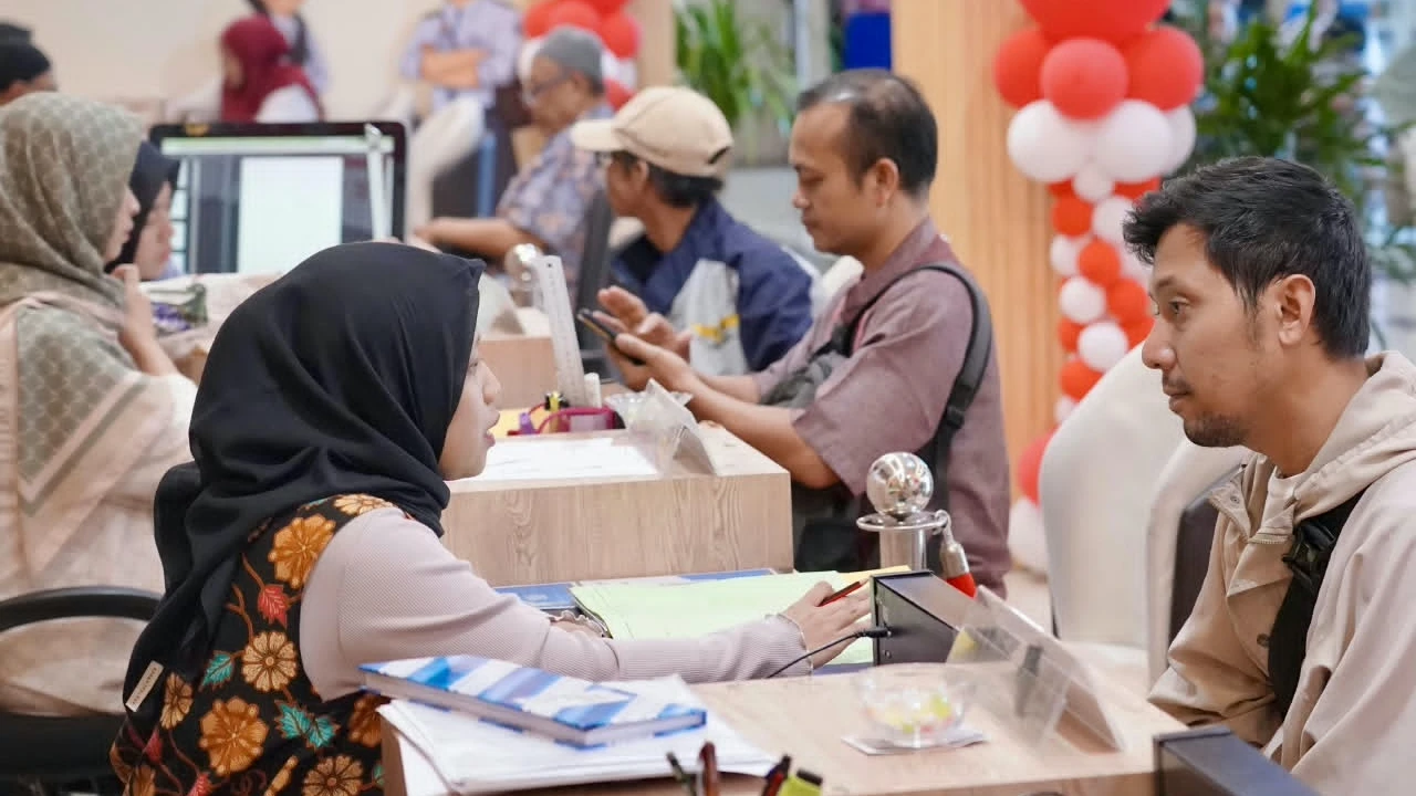 Di Tengah Kesibukan, Warga Manfaatkan PELATARAN untuk Urusan Pertanahan saat Akhir Pekan