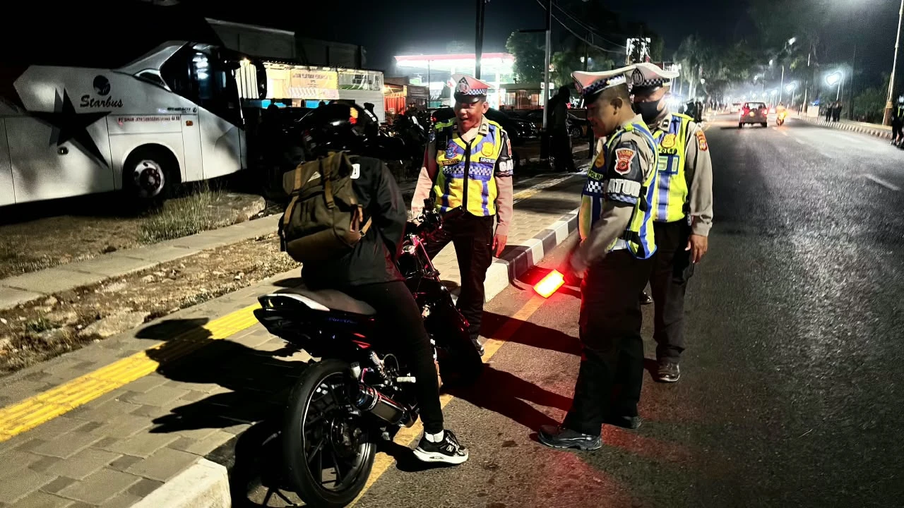 Polres Subang Sasar Miras hingga Knalpot Brong, 64 Botol dan 9 Motor Diamankan