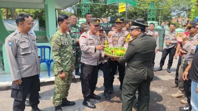 Perkuat Sinergitas, Kapolsek Subang Beri Kejutan Tumpeng HUT TNI ke-81 di Koramil 0501