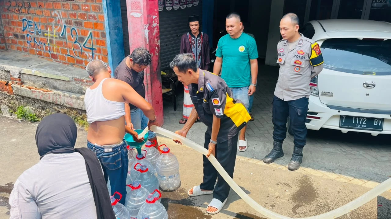 Musim Kemarau, Polsek Plered Purwakarta Distribusikan Air Bersih