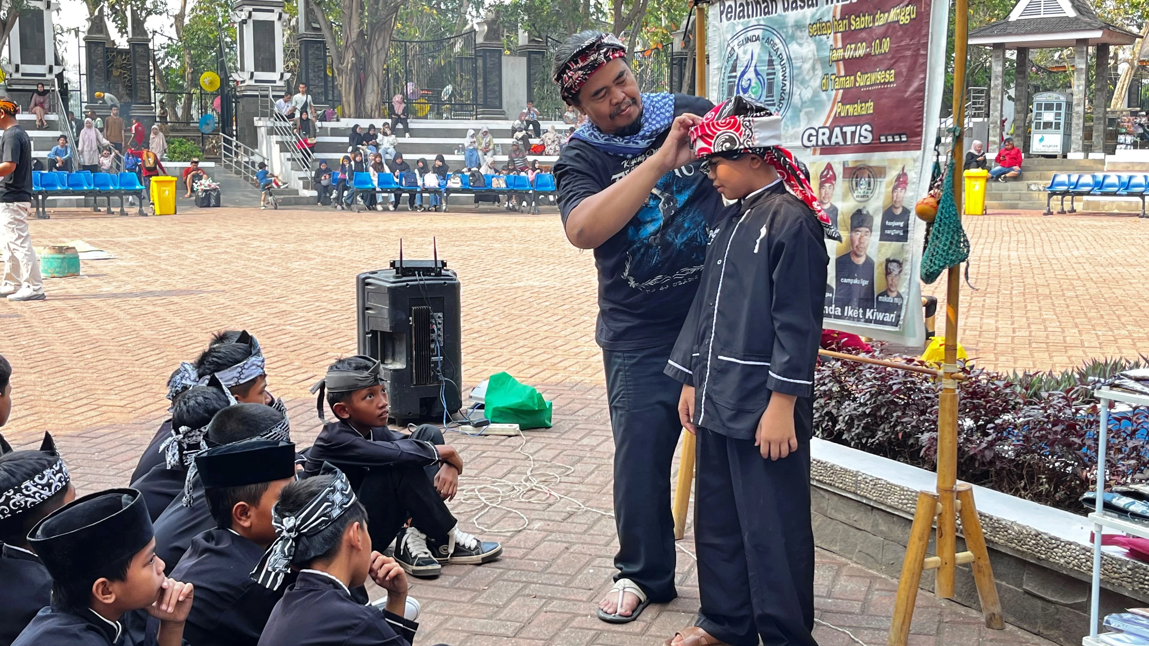 Anak-anak di Purwakarta Dikenalkan Iket Sunda