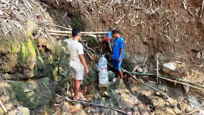 Kekeringan, Warga Cipeuteuy Purwakarta Andalkan Sumber Mata Air